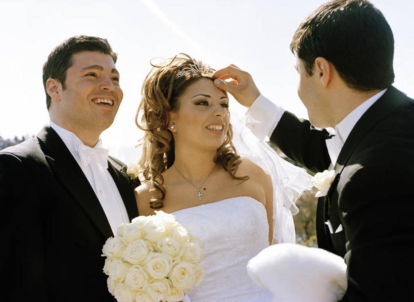 西方人,中年人,三个人,家庭,夫妻,新娘,新郎,站,笑,微笑,露齿笑,横图,室外,白天,正面,婚纱,衬衫,西装,爱情,婚礼,快乐,欧洲,欧洲人,握,阴影,套装,头纱,正装,庆祝,盛开,光线,捧花,手捧花,影子,领带,结婚,浪漫,拿,花蕾,拿着,注视,职业装,装饰品,花,花瓣,花朵,鲜花,蓝色,蓝天,天空,阳光,耳环,饰品,首饰,花束,天,花苞,花蕊,观察,看,站着,温暖,温馨,喜庆,一家人,恩爱,握着,恋人,晴朗,观看,纪念,伴郎,和睦,察看,关注,万里无云,耳饰,婚礼捧花,男人,男性,女人,女性,中年男性,中年女性,白种人,夫妇,情侣,晴空,晴空万里,站立,半身,彩图,衬衣,婚礼服,礼服,高兴,婚礼头纱,伴侣,融洽