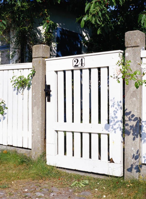 无人,栏杆,竖图,室外,白天,正面,草地,草坪,美景,植物,栅栏,景观,篱笆,围栏,护栏,草,树,树木,绿色,自然,景色,生长,成长,自然风光,彩图