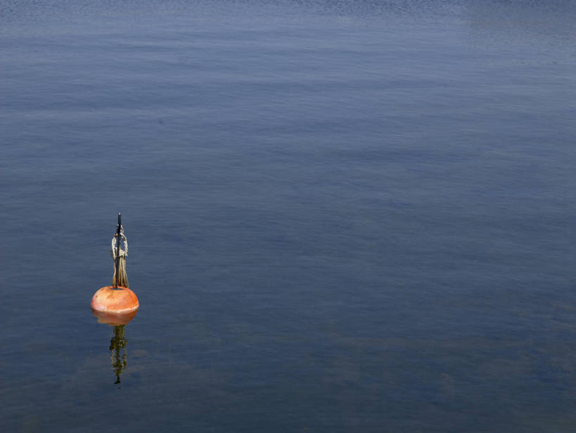 无人,横图,俯视,室外,特写,白天,湖,湖泊,美景,水,阴影,波纹,光线,标志,影子,湖面,景观,水流,水面,涟漪,标识,一个,水纹,阳光,自然,波浪,湖水,景色,浮标,单个,自然风光,水晕,航标,彩图,高角度拍摄,航行标志,助航标志