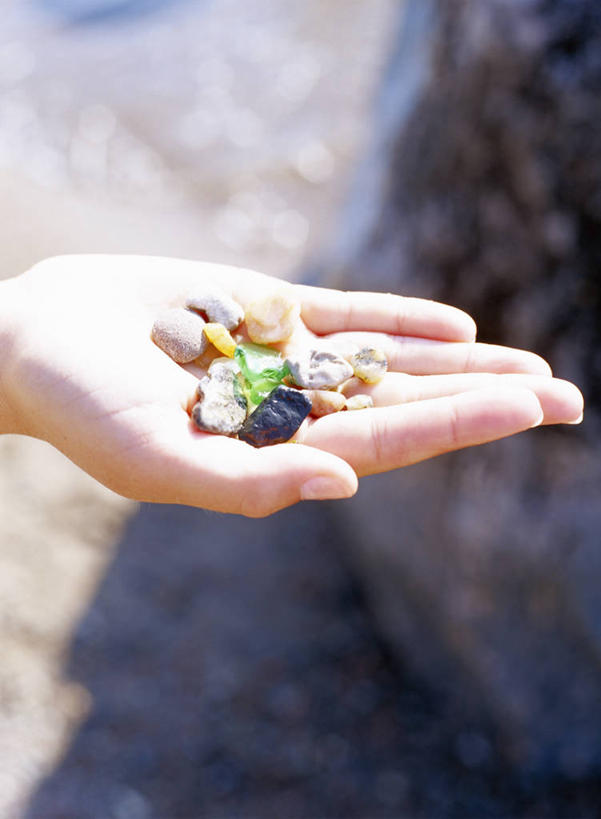 西方人,手,一个人,捧,竖图,俯视,室外,特写,白天,欧洲,欧洲人,仅一个年轻女性,仅一个女性,仅一个人,阴影,朦胧,模糊,光线,矿石,影子,阳光,手部,单手,矿物,番石,滑石,画石,液石,年轻女性,女人,女性,白种人,端,端着,捧着,手捧,半身,彩图,高角度拍摄