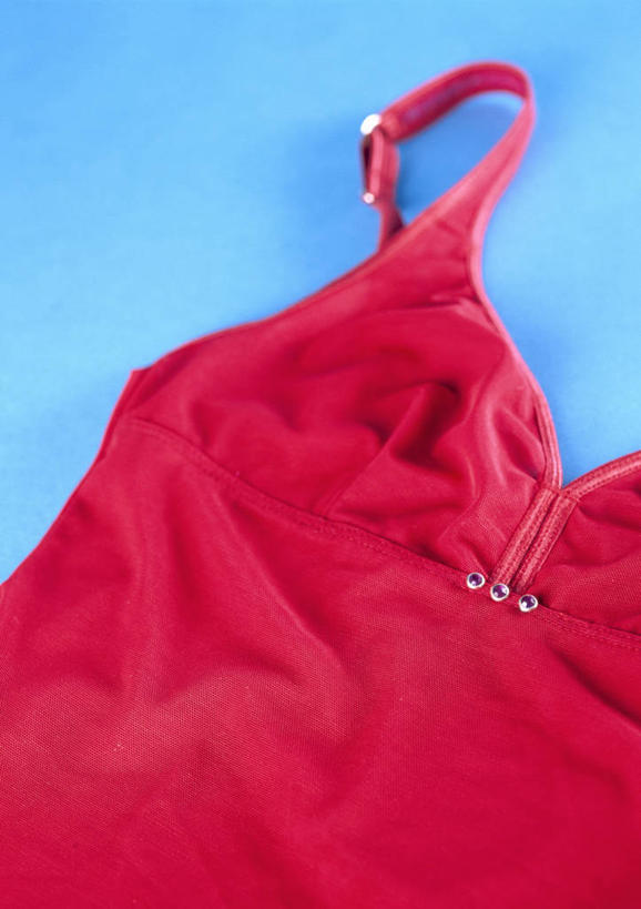 无人,竖图,俯视,室内,特写,白天,静物,吊带,阴影,蓝色背景,服装,反射,影子,吊带衫,衣服,红色,一件,摄影,服饰,影棚,衣着,穿着,衣饰,彩图,高角度拍摄,影棚拍摄,拍摄