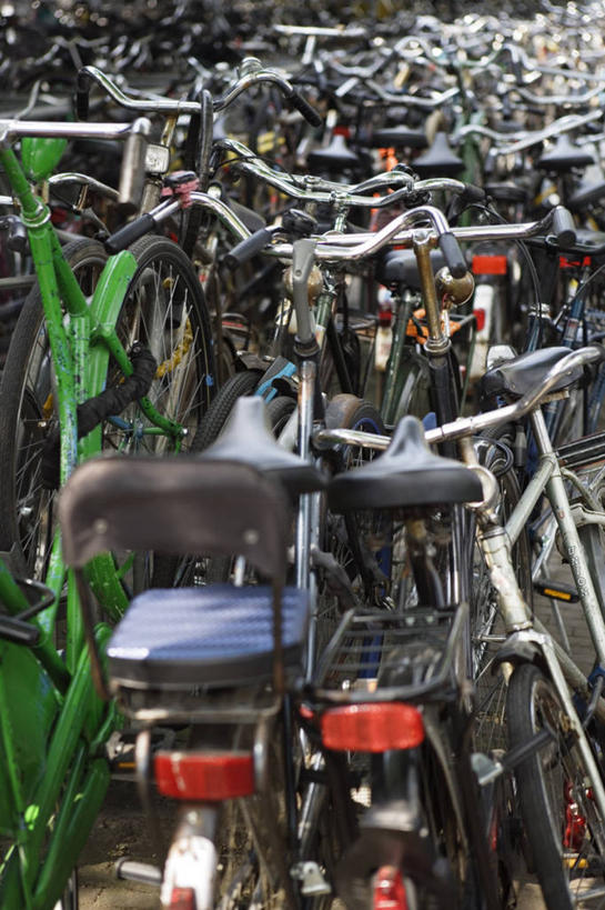 无人,竖图,俯视,室外,特写,白天,自行车,静物,一堆,许多,阴影,堆叠,堆积,反射,影子,拥堵,拥挤,车,脚踏车,交通工具,堆,载具,彩图,高角度拍摄