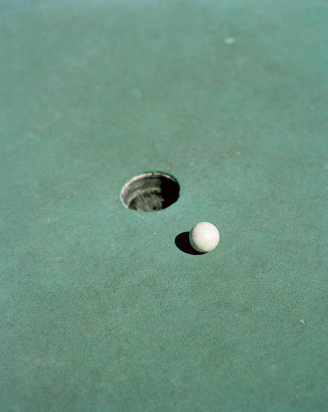 无人,竖图,俯视,室外,特写,白天,草地,草坪,植物,静物,阴影,光线,高尔夫,高尔夫球,球洞,影子,球场,高尔夫球场,草,一个,绿色,阳光,单个,高尔夫球洞,绿茵场,高尔夫运动,高尔夫球具,高尔夫球运动,彩图,高角度拍摄