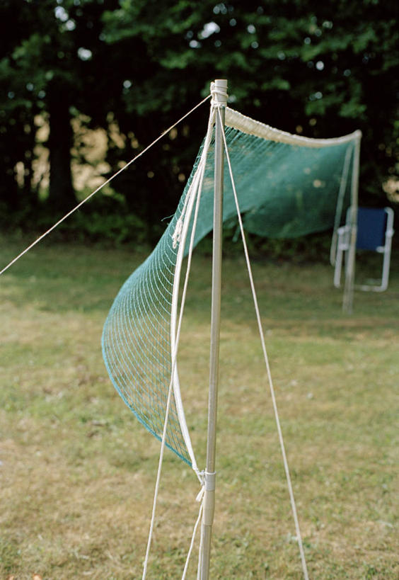 无人,竖图,室外,白天,正面,草地,草坪,美景,植物,景观,球网,草,树,树木,绿色,自然,景色,生长,成长,自然风光,羽毛球球网,羽毛球网,彩图