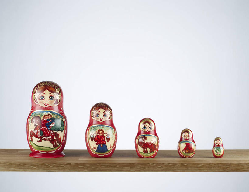 无人,横图,室内,特写,白天,正面,爱情,游戏,桌面,桌子,静物,玩具,五个,一排,许多,阴影,灰色背景,艺术,整齐,反射,木制,影子,玩,文化,娱乐,排列,红色,木制品,休闲,益智,摄影,影棚,活动,空心,队列,发泄,消遣,智力,亲情,套娃,俄罗斯套娃,宣泄,思念,玩耍,嬉戏,彩图,影棚拍摄,拍摄,俄罗斯文化