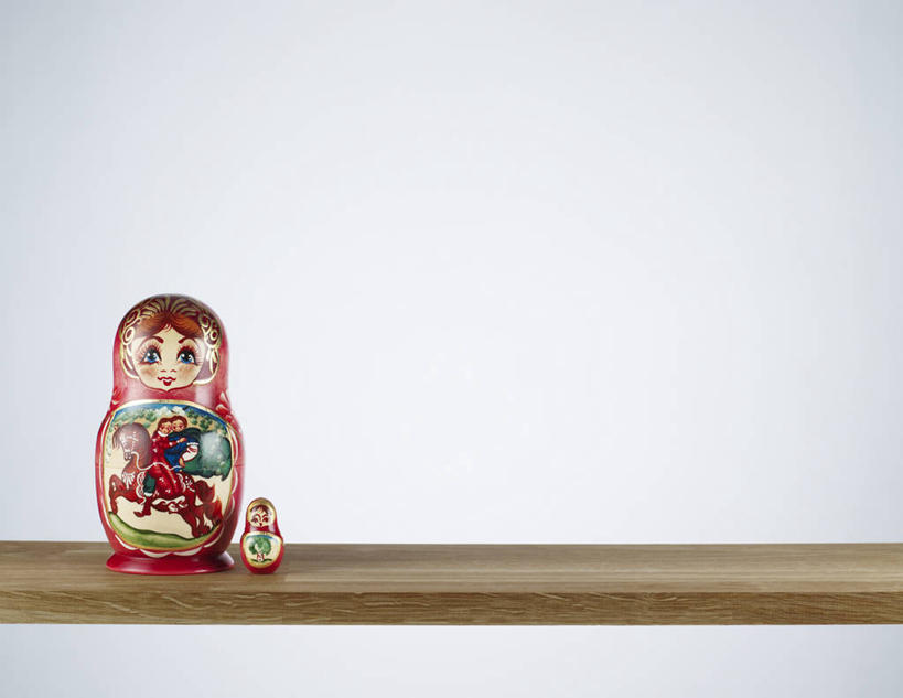 无人,横图,室内,特写,白天,正面,爱情,游戏,桌面,桌子,静物,玩具,阴影,灰色背景,艺术,反射,木制,影子,玩,文化,娱乐,两个,红色,木制品,休闲,益智,摄影,影棚,活动,空心,发泄,消遣,智力,亲情,套娃,俄罗斯套娃,宣泄,思念,玩耍,嬉戏,彩图,影棚拍摄,拍摄,俄罗斯文化