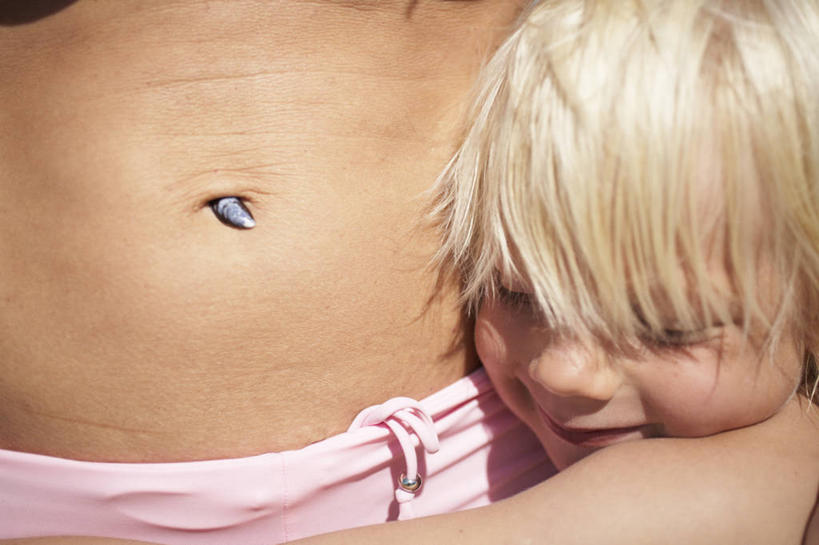 西方人,儿童,脸,头,脸颊,腹部,两个人,家庭,母亲,儿子,闭眼,抱,笑,微笑,横图,室外,特写,白天,正面,纯洁,欧洲,欧洲人,泳裤,裸露,肩膀,装饰品,小孩,饰品,首饰,温暖,温馨,母子,一家人,脐环,可爱,母爱,童年,童趣,抱着,和睦,搂着,裸,童真,烂漫,无邪,肚脐环,天真,男孩,年轻女性,女人,女性,白种人,孩子,年轻人,腹,肚子,头部,脸部,脸蛋,面部,闭眼睛,闭着眼,闭着眼睛,搂,搂抱,半身,彩图,融洽,男生