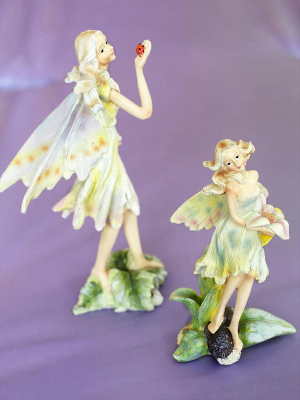 无人,两个人,站,坐,举,竖图,俯视,室内,特写,白天,裙子,静物,雕塑,阴影,紫色背景,连衣裙,艺术,装饰,反射,翅膀,雕刻,雕像,影子,注视,工艺品,观察,看,托,站着,摄影,影棚,观看,纪念,美术,察看,关注,主题,陈列,功能,美学,精灵,年轻女性,女人,女性,举起,举手,举着,向上举,向上伸,向上托,站立,坐着,彩图,高角度拍摄,全身,影棚拍摄,拍摄