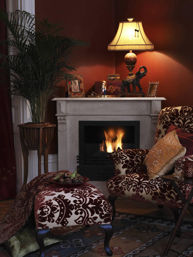 无人,竖图,室内,白天,正面,热情,植物,壁炉,靠垫,台灯,火,椅子,相框,纺织品,照明,装饰,火焰,毛毯,盆栽,毯子,墙,灯光,靠枕,盆景,燃烧,墙壁,墙面,灯,纺织,绿色,自然,抱枕,灯具,垫子,枕头,取暖,温暖,生长,成长,华丽,修饰,照亮,点缀,贵妃椅,照明设备,衬托,美观,雅致,雅观,彩图,取暖设备,贵妃榻