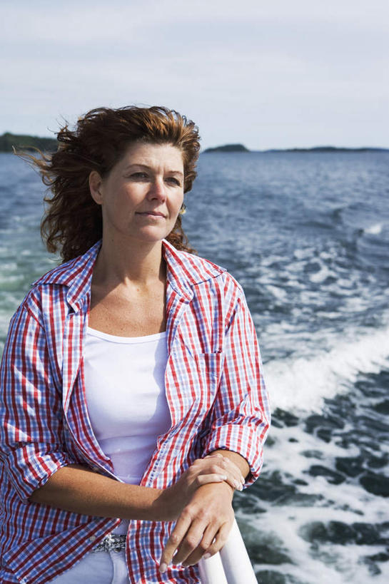 西方人,一个人,站,竖图,室外,白天,正面,衬衫,海浪,海洋,礁石,石头,欧洲,欧洲人,仅一个女性,仅一个人,阴影,朦胧,模糊,光线,格纹,石子,影子,浪花,云,云朵,云彩,注视,蓝色,白云,蓝天,天空,阳光,海水,天,观察,看,站着,仅一个中年女性,晴朗,观看,察看,关注,海景,女人,女性,中年女性,白种人,大海,风浪,海,海水的波动,礁,近岸浪,石块,岩石,涌浪,晴空,站立,半身,彩图,衬衣