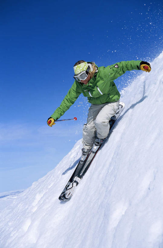 西方人,一个人,伸展双臂,笑,微笑,竖图,室外,白天,仰视,雪,大雪,欧洲,欧洲人,仅一个年轻女性,仅一个女性,仅一个人,一副,握,服装,朦胧,模糊,墨镜,眼镜,积雪,雪景,云,云朵,冬季,冬天,拿,云彩,拿着,休闲装,衣服,蓝色,白云,蓝天,天空,太阳镜,太阳眼镜,天,休闲,休闲服,遮阳镜,寒冷,握着,服饰,晴朗,严寒,年轻女性,女人,女性,白种人,晴空,敞开双臂,伸开双臂,展开双肩,张开手臂,张开双臂,彩图,低角度拍摄,全身