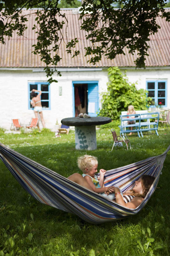 西方人,儿童,四个人,家庭,母亲,女儿,伙伴,朋友,家,竖图,室外,白天,侧面,友谊,纯洁,草地,草坪,植物,餐桌,床,吊床,桌子,欧洲,欧洲人,吊挂,悬挂,阴影,光线,影子,房屋,屋子,床单,挂,被子,楼房,住宅,草,树,树木,小孩,绿色,阳光,自然,享受,温暖,温馨,母女,一家人,可爱,母爱,童年,童趣,生长,成长,餐台,和睦,被单,安逸,童真,烂漫,无邪,安适,清闲,天真,友情,年轻女性,女孩,女人,女性,白种人,孩子,年轻人,彩图,全身,房子,融洽,女生