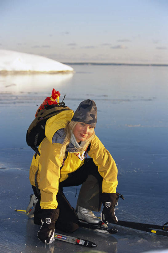 西方人,一个人,蹲,笑,微笑,竖图,俯视,室外,白天,雪,大雪,瑞典,欧洲,欧洲人,仅一个年轻女性,仅一个女性,仅一个人,阴影,光线,包,影子,冰,地平线,积雪,雪景,云,云朵,冬季,冬天,辽阔,地面,云彩,旅行包,注视,蓝色,白云,蓝天,天空,阳光,背包,浮冰,天,观察,看,寒冷,晴朗,观看,一望无际,察看,冰冷,斯堪的纳维亚,关注,北欧,延伸,斯堪的纳维亚半岛,天地相交,严寒,旅游包,冰凉,酷寒,凛冽,凛凛,极冷,流冰,浮冰块,瑞典王国,韦特恩湖,年轻女性,女人,女性,白种人,晴空,蹲着,彩图,高角度拍摄,全身,双肩包