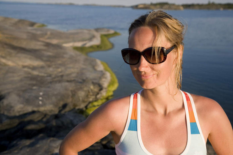 西方人,一个人,站,笑,微笑,横图,室外,白天,正面,泳装,比基尼,湖,湖泊,水,瑞典,欧洲,欧洲人,仅一个年轻女性,仅一个女性,仅一个人,阴影,光线,墨镜,眼镜,影子,湖面,水流,水面,注视,阳光,太阳镜,太阳眼镜,湖水,观察,看,站着,遮阳镜,观看,察看,斯堪的纳维亚,关注,北欧,斯堪的纳维亚半岛,瑞典王国,韦特恩湖,年轻女性,女人,女性,白种人,站立,半身,彩图,三点式,泳衣