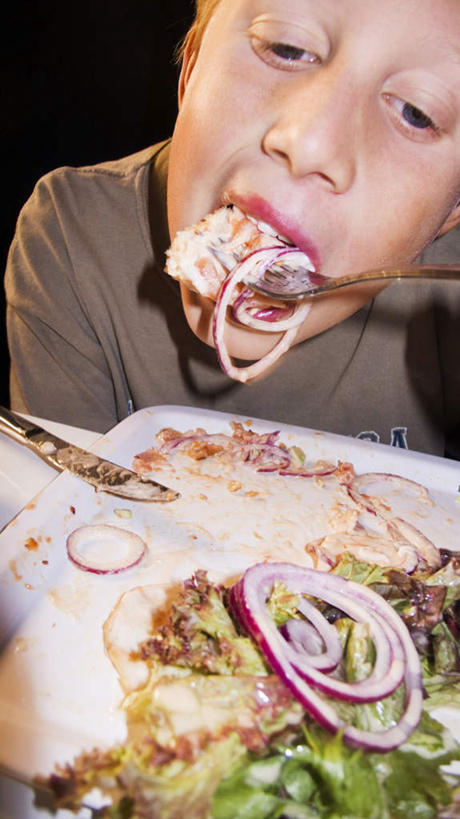 西方人,儿童,一个人,坐,吃,竖图,俯视,室内,白天,纯洁,餐桌,桌子,餐具,欧洲,欧洲人,仅一个男性,仅一个人,一把,握,碟子,工具,盘,肉,刀具,拿,拿着,猪肉,肉类,小孩,盘子,碟,刀,仅一个小孩,可爱,童年,童趣,握着,餐台,餐刀,肉食,童真,烂漫,无邪,豚肉,天真,男孩,男人,男性,白种人,孩子,嚼,食,坐着,半身,彩图,高角度拍摄,男生