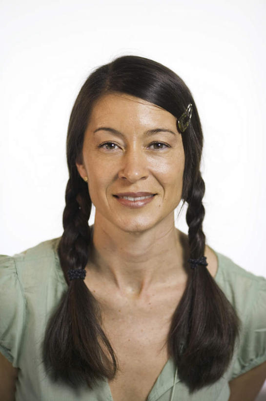 西方人,脸,头,脸颊,头发,一个人,站,笑,微笑,露齿笑,竖图,室内,特写,白天,白色背景,正面,欧洲,欧洲人,仅一个年轻女性,仅一个女性,仅一个人,黑色,站着,辫子,摄影,影棚,年轻女性,女人,女性,白种人,头部,脸部,脸蛋,面部,站立,半身,彩图,影棚拍摄,拍摄