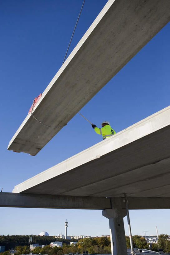 西方人,一个人,机修工,站,举,竖图,室外,白天,仰视,工作服,制服,欧洲,欧洲人,仅一个男性,仅一个人,指挥,工人,仅一个年轻男性,蓝色,绿色,蓝天,天空,天,托,站着,晴朗,万里无云,工作制服,男人,男性,年轻男性,白种人,机械师,机修工人,晴空,晴空万里,举起,举手,举着,向上举,向上伸,向上托,站立,彩图,低角度拍摄,全身,工作套服