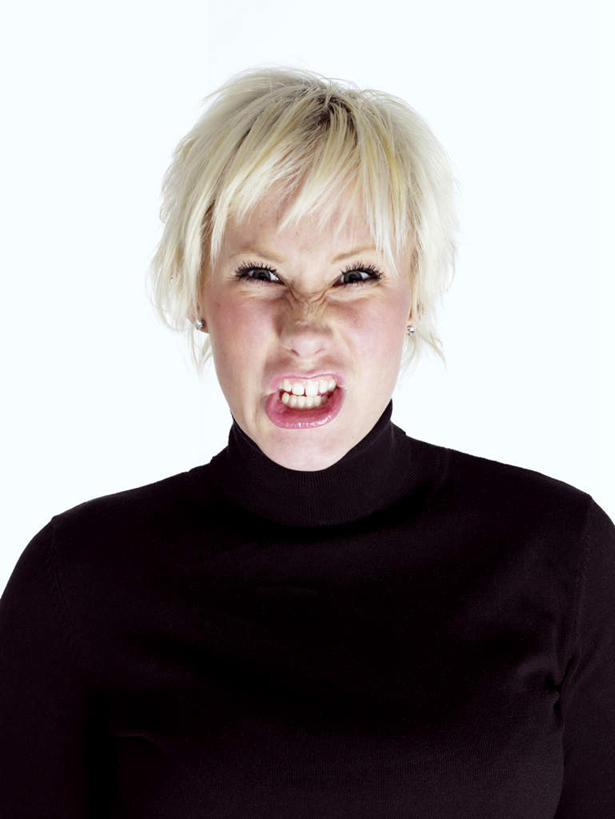 西方人,脸,头,脸颊,头发,一个人,站,竖图,室内,白天,白色背景,正面,欧洲,欧洲人,仅一个年轻女性,仅一个女性,仅一个人,服装,生气,休闲装,衣服,黑色,站着,休闲,休闲服,金色,愤怒,摄影,服饰,影棚,发怒,情绪,脾气,呲牙,忿怒,怨恨,强烈,激动,年轻女性,女人,女性,白种人,头部,脸部,脸蛋,面部,站立,半身,彩图,影棚拍摄,拍摄,短发