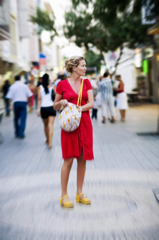 西方人,一个人,站,竖图,室外,白天,正面,道路,路,公路,欧洲,欧洲人,仅一个年轻女性,仅一个女性,仅一个人,握,服装,朦胧,模糊,包,皮包,街头,交通,拿,拿着,扭头,注视,休闲装,一个,衣服,红色,观察,看,站着,转头,一件,休闲,休闲服,握着,服饰,单个,观看,单肩包,察看,关注,年轻女性,女人,女性,白种人,马路,站立,彩图,全身