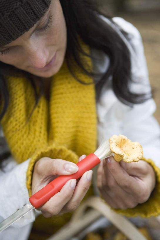 西方人,一个人,举,竖图,俯视,室外,白天,帽子,欧洲,欧洲人,仅一个年轻女性,仅一个女性,仅一个人,握,朦胧,模糊,装饰,菌菇,蘑菇,拿,菌类,拿着,注视,黄色,刷子,围巾,观察,看,托,温暖,食用菌,握着,围脖,观看,保暖,华丽,点缀,察看,御寒,关注,衬托,美观,雅致,雅观,一顶,棉帽,年轻女性,女人,女性,白种人,举起,举手,举着,向上举,向上伸,向上托,半身,彩图,高角度拍摄