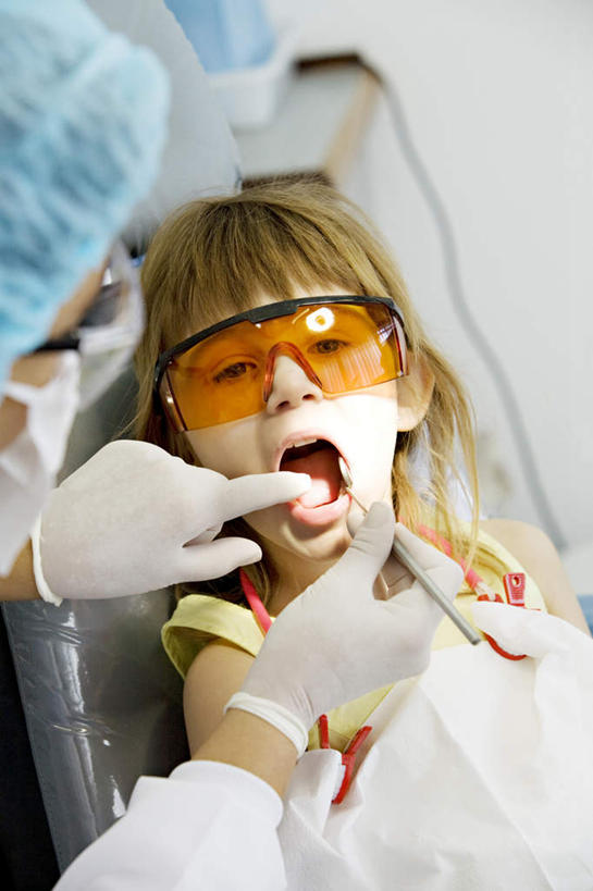 西方人,两个人,医生,医院,躺,竖图,俯视,室内,白天,纯洁,安全,帽子,椅子,欧洲,欧洲人,检查,分离,眼镜,木椅,躺椅,防护,过滤,分开,注视,拉开,口罩,手套,观察,看,张嘴,医护人员,医疗人员,隔断,可爱,童年,童趣,遮掩,观看,护目镜,保护,隔离,察看,卫生,掩盖,遮挡,白大褂,关注,净化,间隔,保险,预防,张大嘴巴,童真,烂漫,无邪,遮盖,防尘,医疗机构,医生帽,保全,周全,安稳,安定,防护手套,掩饰,断绝,隔开,屏蔽,屏绝,远离,中断,阻遏,阻隔,安全防护眼镜,搜检,查察,查抄,检察,审查,卧着,平安,天真,年轻女性,女孩,女人,女性,白种人,大夫,张开嘴,躺着,卧,半身,彩图,高角度拍摄,病院,诊所,防护眼镜