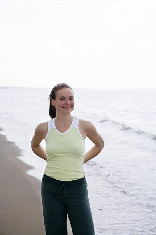 西方人,一个人,站,笑,微笑,露齿笑,竖图,室外,白天,正面,海浪,海洋,沙滩,欧洲,欧洲人,仅一个年轻女性,仅一个女性,仅一个人,服装,沙子,海岸,浪花,沙地,注视,休闲装,衣服,蓝色,蓝天,天空,海水,天,观察,看,站着,休闲,休闲服,服饰,晴朗,观看,察看,关注,海景,万里无云,背地,背后,年轻女性,女人,女性,白种人,大海,风浪,海,海水的波动,海滩,近岸浪,涌浪,晴空,晴空万里,站立,半身,彩图