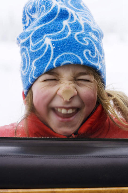 西方人,儿童,一个人,闭眼,笑,微笑,露齿笑,竖图,室外,特写,白天,正面,纯洁,雪,大雪,帽子,玻璃,欧洲,欧洲人,仅一个女性,仅一个人,装饰,积雪,雪景,冬季,冬天,外套,玻璃制品,小孩,红色,手套,仅一个小孩,温暖,寒冷,可爱,童年,童趣,保暖,华丽,撞,点缀,御寒,童真,烂漫,无邪,衬托,美观,雅致,雅观,编织帽,严寒,天真,女孩,女人,女性,白种人,孩子,外衣,闭眼睛,闭着眼,闭着眼睛,半身,彩图,女生