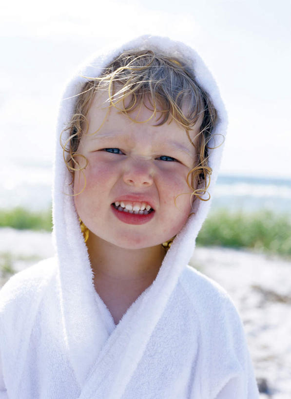 西方人,儿童,一个人,竖图,室外,特写,白天,正面,纯洁,海浪,海洋,沙滩,欧洲,欧洲人,仅一个男性,仅一个人,阴影,光线,沙子,影子,浴巾,海岸,浪花,沙地,注视,小孩,蓝色,蓝天,天空,阳光,海水,天,观察,看,仅一个小孩,可爱,童年,童趣,晴朗,观看,察看,关注,披着,龇牙,海景,童真,烂漫,无邪,万里无云,天真,男孩,男人,男性,白种人,孩子,大海,风浪,海,海水的波动,海滩,近岸浪,涌浪,晴空,晴空万里,半身,彩图,男生