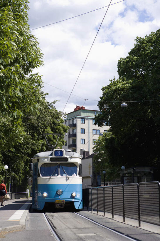 无人,栏杆,竖图,室外,白天,正面,旅游,度假,美景,植物,公共汽车,瑞典,欧洲,一辆,阴影,光线,影子,景观,云,云朵,围栏,巴士,公交车,云彩,娱乐,护栏,车,树,树木,蓝色,绿色,白云,蓝天,天空,阳光,自然,交通工具,天,享受,休闲,景色,放松,生长,晴朗,成长,斯堪的纳维亚,自然风光,载具,北欧,斯堪的纳维亚半岛,哥德堡,瑞典王国,晴空,彩图