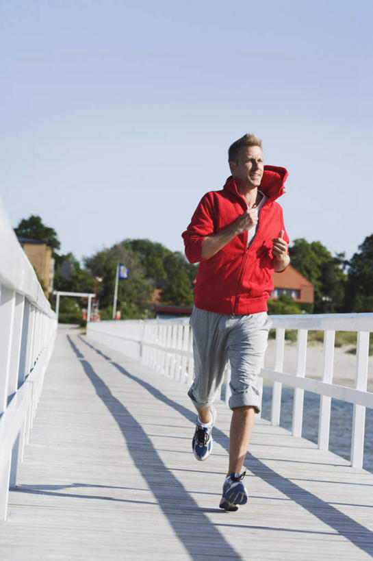 西方人,一个人,栏杆,站,跑,笑,微笑,竖图,室外,白天,正面,锻炼,运动,植物,欧洲,欧洲人,仅一个男性,仅一个人,阴影,服装,光线,影子,棕色,休闲装,护栏,树,树木,仅一个年轻男性,衣服,红色,绿色,阳光,自然,站着,休闲,休闲服,服饰,生长,成长,栏,体育,男人,男性,年轻男性,白种人,跑步,站立,彩图,全身,健身,短发