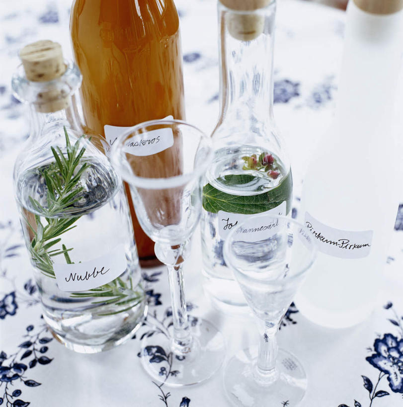 无人,竖图,室内,特写,白天,正面,餐桌,桌子,静物,杯子,高脚杯,红酒杯,玻璃制品,酒瓶,玻璃瓶,酒杯,瓶子,餐台,迷迭香,海洋之露,玻璃杯,彩图