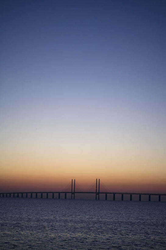 无人,竖图,室外,白天,正面,旅游,度假,海浪,海洋,日落,大桥,立交桥,桥梁,瑞典,欧洲,浪花,晚霞,霞光,高架,斜拉桥,桥,娱乐,蓝色,蓝天,天空,海水,黄昏,天,享受,休闲,彩霞,放松,斯堪的纳维亚,北欧,斯堪的纳维亚半岛,海景,首府,马尔默,瑞典王国,斯科讷省,厄勒大桥,大海,风浪,海,海水的波动,近岸浪,涌浪,夕阳,彩图