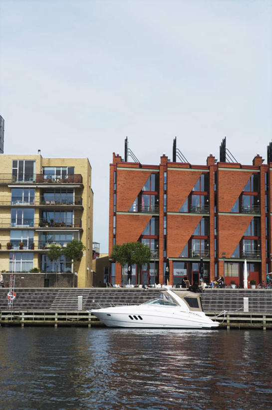 帆船,无人,家,栏杆,竖图,室外,白天,正面,旅游,度假,海浪,海洋,美景,别墅,城市风光,标志建筑,城市,地标,建筑,船,瑞典,欧洲,房屋,屋子,景观,浪花,公寓,围栏,娱乐,建设,洋房,护栏,楼房,住宅,海水,交通工具,享受,休闲,景色,放松,斯堪的纳维亚,载具,北欧,斯堪的纳维亚半岛,海景,首府,马尔默,瑞典王国,斯科讷省,大海,风浪,海,海水的波动,近岸浪,涌浪,彩图,房子