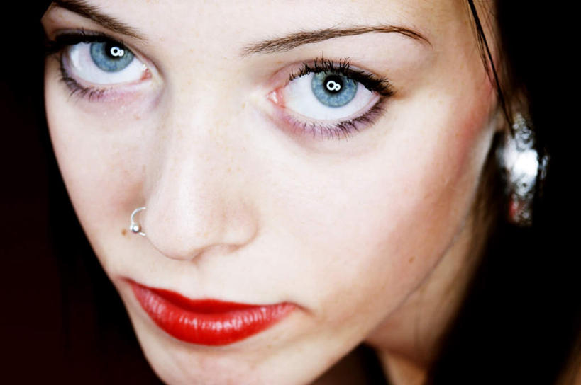 西方人,脸,头,脸颊,一个人,站,笑,微笑,横图,室内,特写,白天,白色背景,正面,化妆,美容,欧洲,欧洲人,仅一个年轻女性,仅一个女性,仅一个人,护肤,装饰,一个,黑色,耳环,口红,站着,保养,享受,休闲,放松,保健,摄影,影棚,单个,华丽,修饰,点缀,鼻钉,养颜,衬托,美观,雅致,雅观,耳饰,年轻女性,女人,女性,白种人,头部,长发,脸部,脸蛋,面部,站立,半身,彩图,影棚拍摄,拍摄