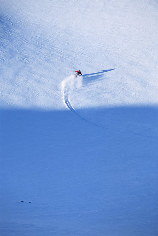 西方人,一个人,站,竖图,俯视,室外,白天,锻炼,运动,雪,大雪,欧洲,欧洲人,仅一个男性,仅一个人,阴影,光线,滑雪,影子,积雪,雪景,冬季,冬天,痕迹,仅一个年轻男性,阳光,站着,寒冷,严寒,陈迹,体育,男人,男性,年轻男性,白种人,站立,彩图,高角度拍摄,全身,健身