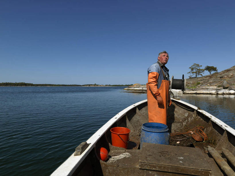 西方人,一个人,渔夫,站,横图,室外,白天,正面,海浪,海洋,船,欧洲,欧洲人,仅一个男性,仅一个人,阴影,光线,桶,影子,塑料,浪花,渔船,蓝色,蓝天,天空,阳光,海水,容器,塑料制品,交通工具,天,站着,仅一个老年男性,储藏,塑料桶,储存,载具,海景,老年男性,男人,男性,白种人,捕鱼人,打鱼人,大海,风浪,海水的波动,近岸浪,涌浪,站立,彩图,全身,贮存