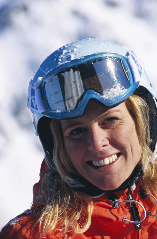 西方人,一个人,站,笑,微笑,露齿笑,竖图,室外,白天,正面,锻炼,运动,雪,大雪,欧洲,欧洲人,仅一个年轻女性,仅一个女性,仅一个人,阴影,光线,墨镜,眼镜,影子,积雪,雪景,冬季,冬天,棕色,阳光,太阳镜,太阳眼镜,站着,遮阳镜,寒冷,严寒,体育,年轻女性,女人,女性,白种人,长发,站立,半身,彩图,健身