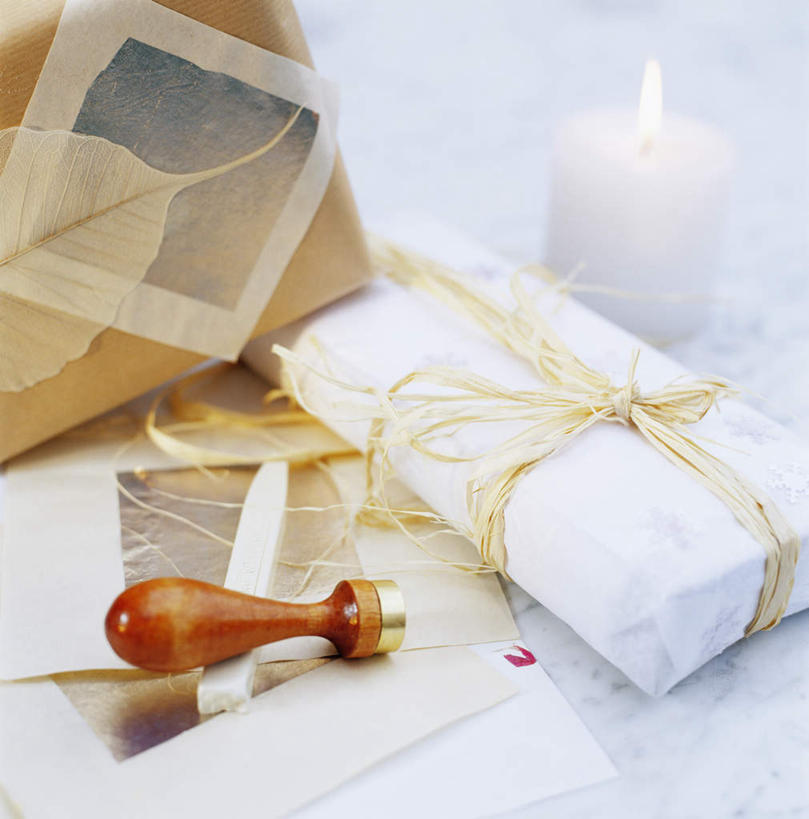 无人,竖图,俯视,室内,特写,白天,白色背景,桌面,桌子,静物,蜡烛,礼盒,礼物,圣诞节,节日,庆祝,火焰,纸盒,烛光,燃烧,文化,盒子,一个,包装盒,礼品盒,点燃,庆典,一盒,摄影,礼品,影棚,单个,纪念,彩图,高角度拍摄,影棚拍摄,拍摄