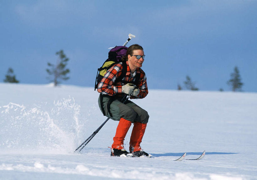 西方人,一个人,蹲,横图,室外,白天,正面,锻炼,运动,雪,大雪,欧洲,欧洲人,仅一个男性,仅一个人,阴影,光线,包,墨镜,书包,眼镜,影子,积雪,雪景,冬季,冬天,仅一个年轻男性,阳光,背包,太阳镜,太阳眼镜,遮阳镜,寒冷,登山杖,严寒,体育,男人,男性,年轻男性,白种人,蹲着,彩图,全身,健身,双肩包