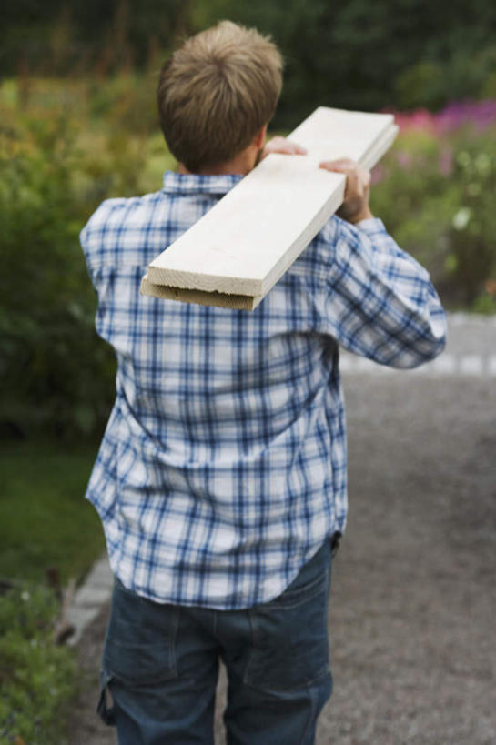 西方人,一个人,站,竖图,室外,白天,衬衫,草地,草坪,植物,道路,路,公路,欧洲,欧洲人,仅一个男性,仅一个人,格子,木板,棕色,交通,草,仅一个年轻男性,背面,蓝色,绿色,扛,站着,扛在肩上,男人,男性,年轻男性,白种人,马路,站立,半身,彩图,衬衣,短发