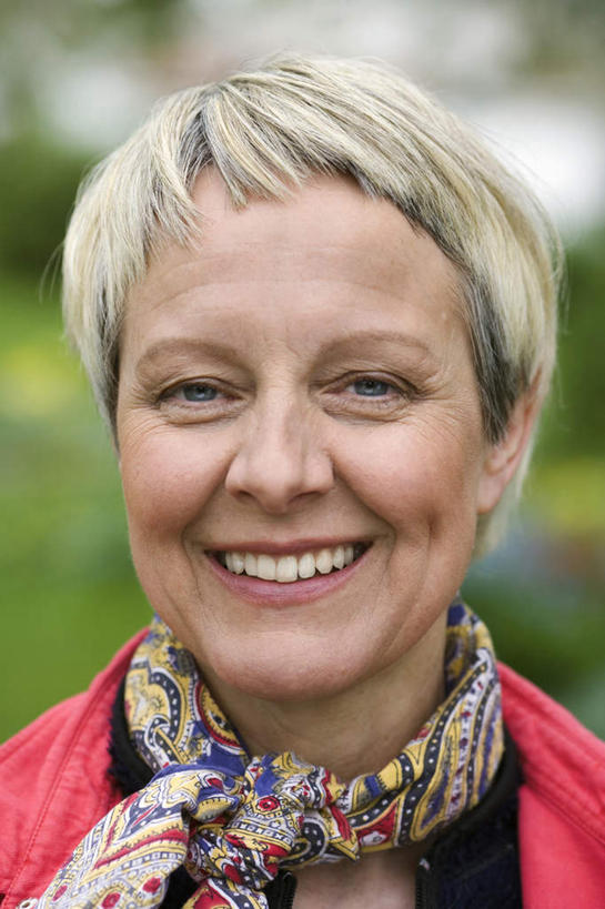 西方人,一个人,站,笑,微笑,露齿笑,竖图,室外,白天,正面,欧洲,欧洲人,仅一个女性,仅一个人,朦胧,模糊,装饰,棕色,围巾,站着,仅一个中年女性,温暖,围脖,保暖,华丽,点缀,御寒,衬托,美观,雅致,雅观,女人,女性,中年女性,白种人,站立,半身,彩图,短发