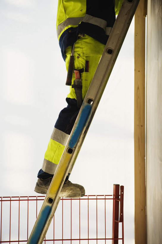 西方人,一个人,栏杆,站,攀登,竖图,室外,白天,正面,欧洲,欧洲人,仅一个男性,仅一个人,梯子,阶梯,木梯,围栏,踩,护栏,仅一个年轻男性,踩着,站着,爬,上升,登高,男人,男性,年轻男性,白种人,攀爬,站立,半身,彩图