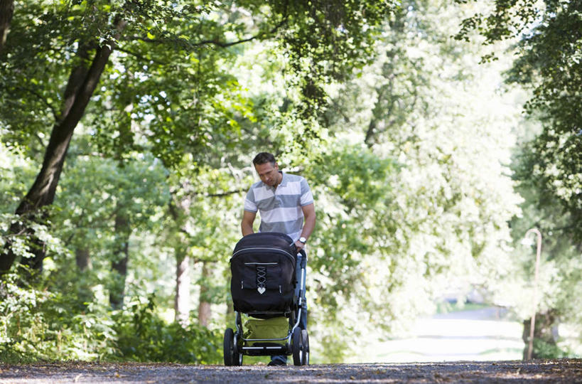 西方人,一个人,站,推,横图,室外,白天,正面,植物,道路,路,公路,欧洲,欧洲人,仅一个男性,仅一个人,漫步,阴影,光线,推车,影子,棕色,交通,婴儿车,树,树木,仅一个年轻男性,绿色,阳光,自然,站着,生长,成长,溜达,男人,男性,年轻男性,白种人,马路,散步,站立,彩图,全身,短发