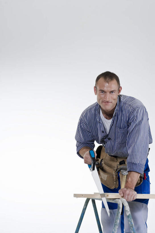 西方人,一个人,站,竖图,室内,白天,白色背景,正面,欧洲,欧洲人,仅一个男性,仅一个人,敲打,锤子,工具,榔头,木板,拿,拿着,仅一个年轻男性,站着,摄影,影棚,五金,变形,紧固,矫正,塑形,工作台,牢固,男人,男性,年轻男性,白种人,站立,半身,彩图,影棚拍摄,拍摄