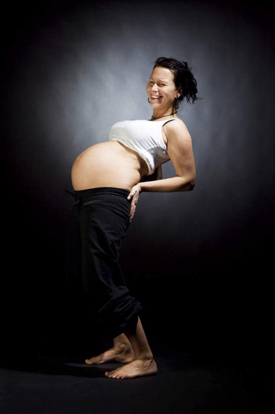 西方人,孕妇,一个人,站,竖图,室内,白天,正面,欧洲,欧洲人,仅一个年轻女性,仅一个女性,仅一个人,撑,黑色背景,站着,怀孕,摄影,影棚,撑着,待产,妊娠,准妈妈,年轻女性,女人,女性,白种人,产妇,站立,半身,彩图,影棚拍摄,拍摄