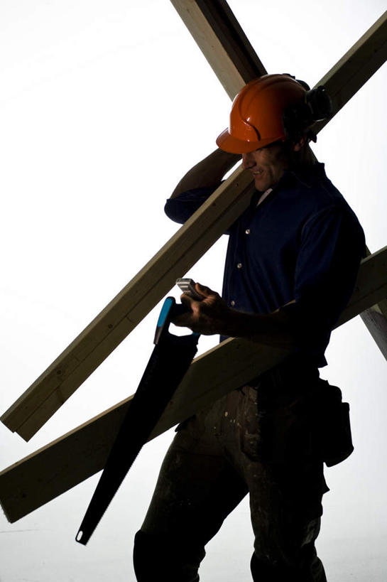 西方人,一个人,工程师,建筑工人,建筑师,站,竖图,室外,白天,正面,帽子,欧洲,欧洲人,仅一个男性,仅一个人,工具,木板,头盔,拿,拿着,仅一个年轻男性,骑,安全帽,扛,站着,锯子,扛在肩上,骑在肩上,男人,男性,年轻男性,白种人,技师,建筑工,建筑设计师,站立,半身,彩图