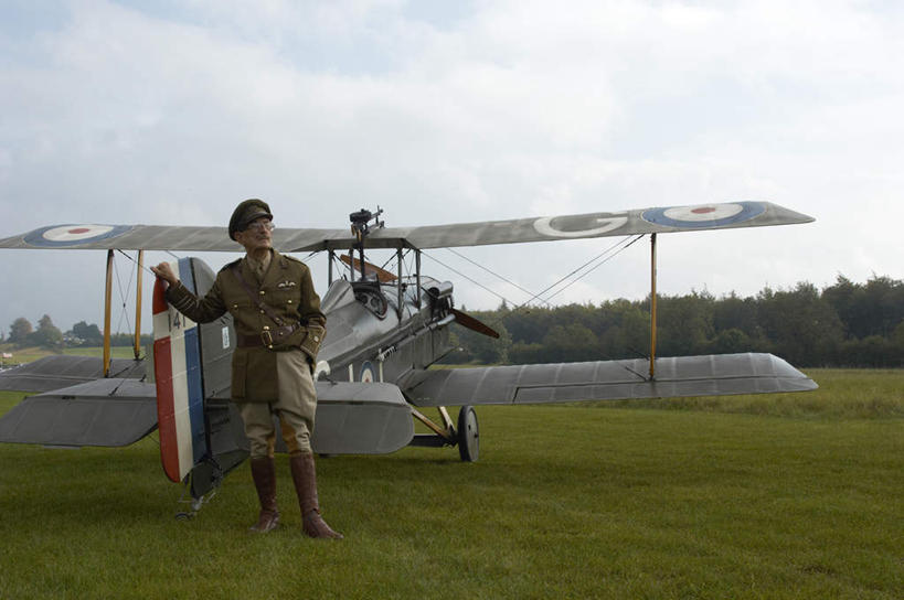 西方人,一个人,飞行员,站,横图,室外,白天,正面,草地,草坪,植物,飞机,帽子,欧洲,欧洲人,仅一个男性,仅一个人,眼镜,航空,草,树,树木,绿色,自然,滑翔机,交通工具,站着,仅一个老年男性,战争,空军,生长,成长,载具,近视眼镜,军用机,军用战斗机,老年男性,男人,男性,白种人,飞行人员,站立,彩图,全身