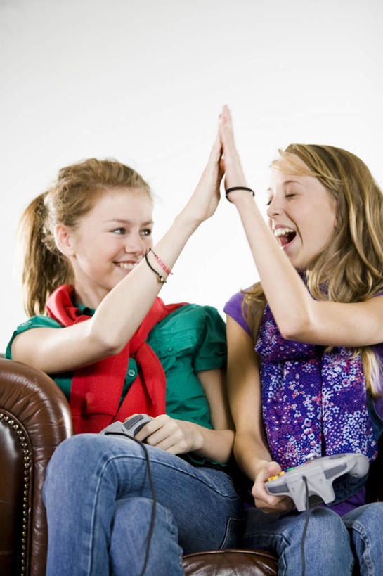 西方人,两个人,伙伴,朋友,坐,竖图,室内,白天,白色背景,正面,游戏,快乐,兴奋,友谊,骄傲,成功,胜利,欧洲,欧洲人,击掌,玩,娱乐,手势,休闲,自信,摄影,游戏机,影棚,活动,发泄,消遣,智力,宣泄,友情,年轻女性,女人,女性,白种人,拍手,玩耍,嬉戏,坐着,半身,彩图,影棚拍摄,欢乐,开心,拍摄