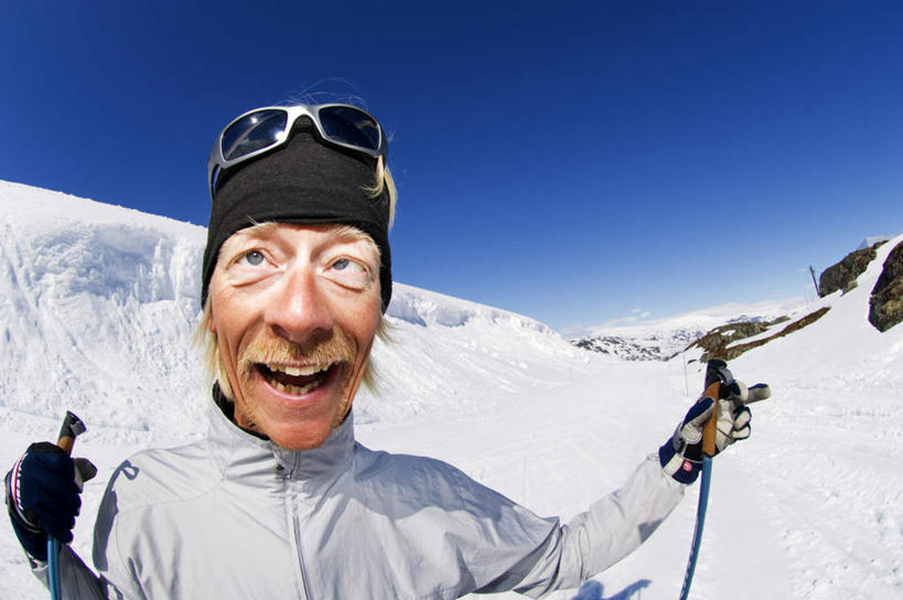 西方人,一个人,站,笑,微笑,横图,室外,白天,正面,锻炼,运动,雪,大雪,帽子,欧洲,欧洲人,仅一个男性,仅一个人,仅一个中年男性,阴影,光线,墨镜,眼镜,影子,积雪,雪景,冬季,冬天,骑,蓝色,蓝天,天空,阳光,太阳镜,太阳眼镜,天,扛,站着,遮阳镜,寒冷,夸张,编织帽,严寒,扛在肩上,骑在肩上,体育,男人,男性,中年男性,白种人,站立,半身,彩图,健身