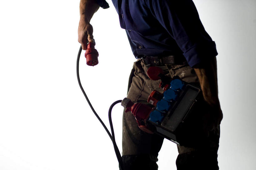 西方人,一个人,机修工,站,横图,室内,白天,白色背景,正面,欧洲,欧洲人,仅一个年轻女性,仅一个女性,仅一个人,电缆,拿,拿着,工人,站着,摄影,影棚,工具包,年轻女性,女人,女性,白种人,机械师,机修工人,站立,半身,彩图,影棚拍摄,拍摄